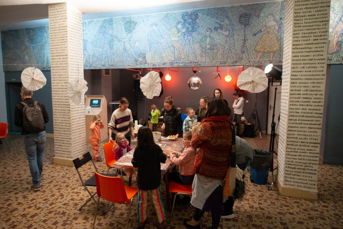 Pozor, padá omítka!