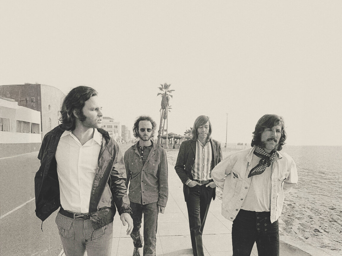 The-Doors-WYS-FOTO-1-promo-foto-c-Henry-Diltz-The-Doors-Venice-Beach-CA-1969