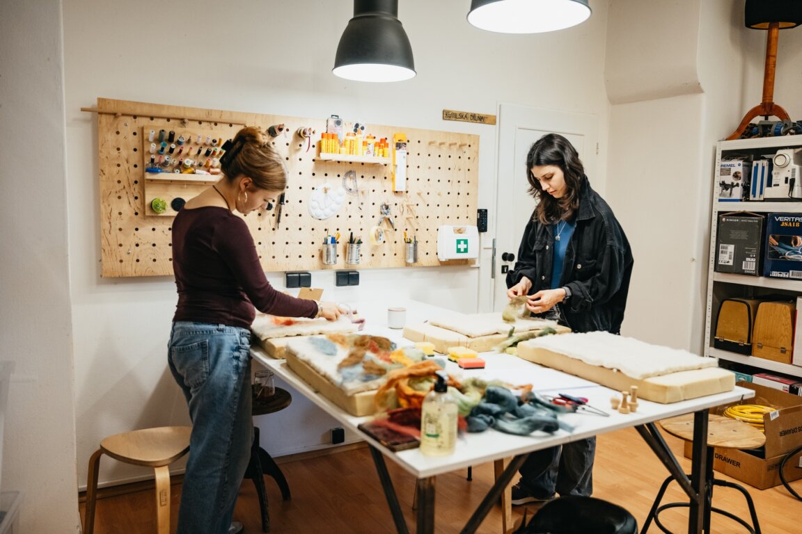 Vodou a jehlou: Plstěná tapiserie s Leonou Krlínovou | Masterclass